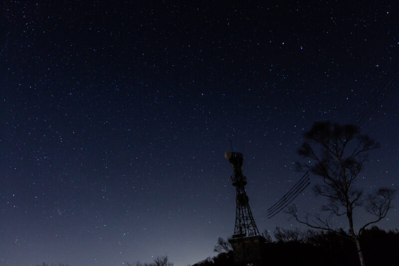 陣馬形山の鉄塔と星空