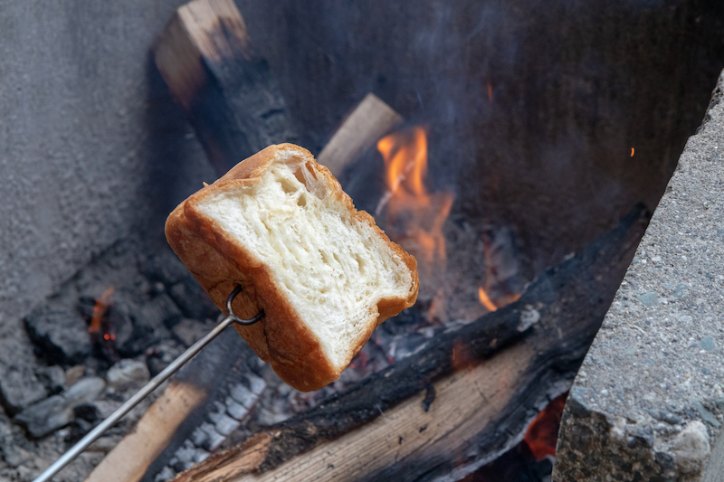 焚き火でパンをトースト