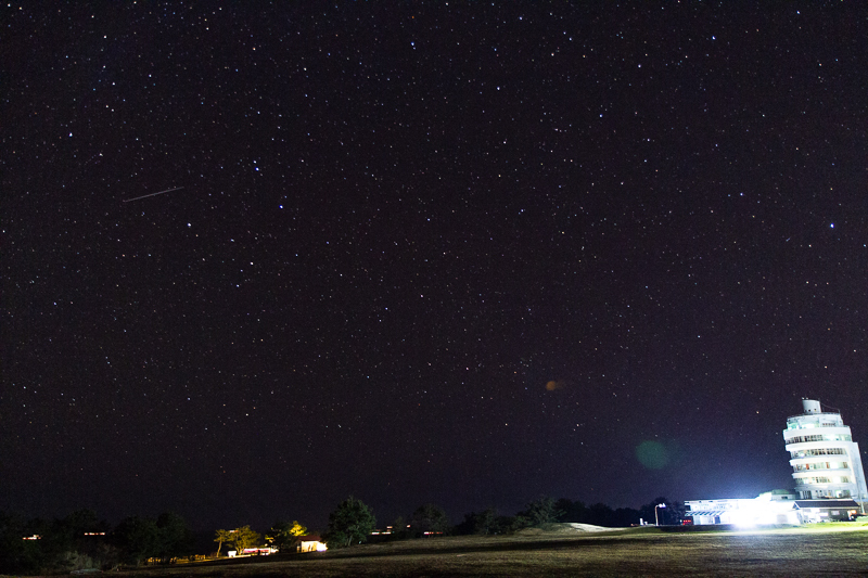 潮岬タワーと星空