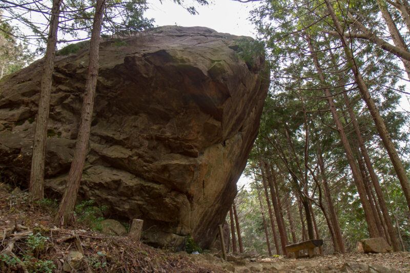 剣尾山登山道にある大きな岩